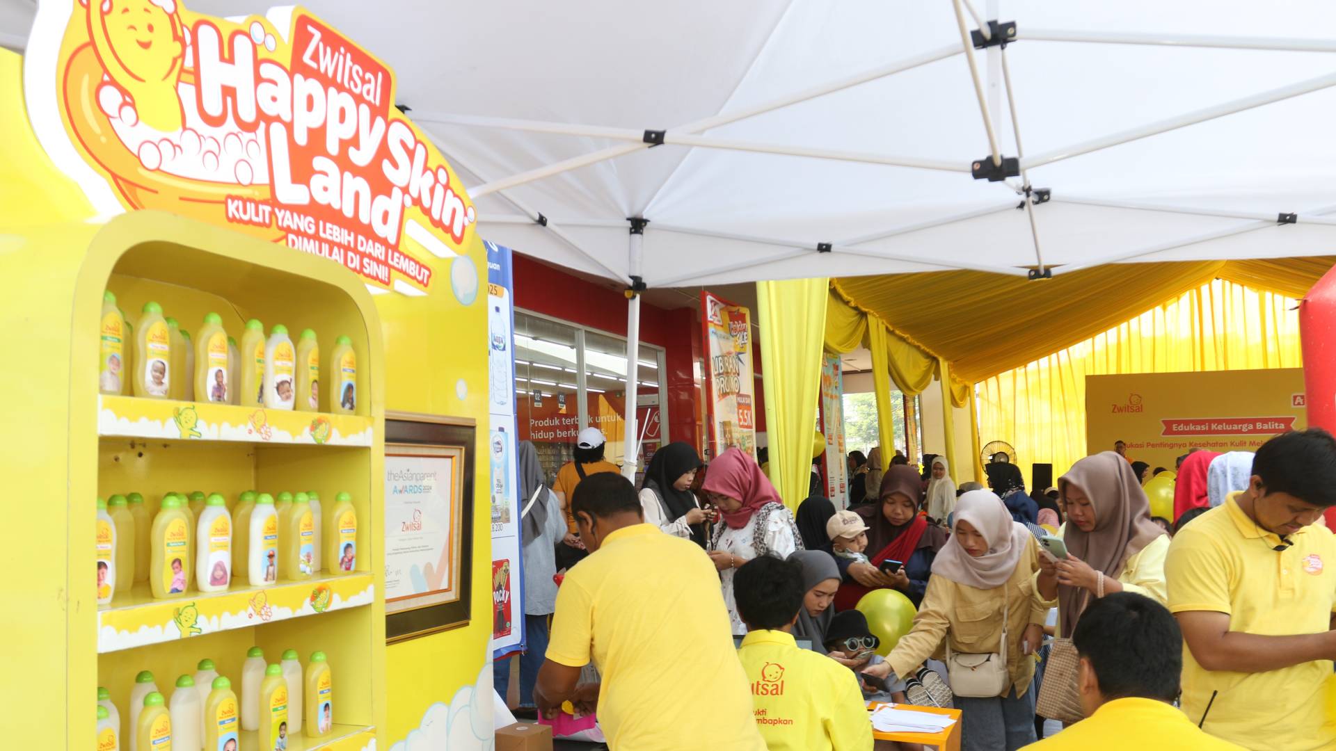 Di tengah kegiatan “Posyandu Zwitsal”, Si Kecil dapat berfoto untuk ditempelkan pada kemasan botol Zwitsal