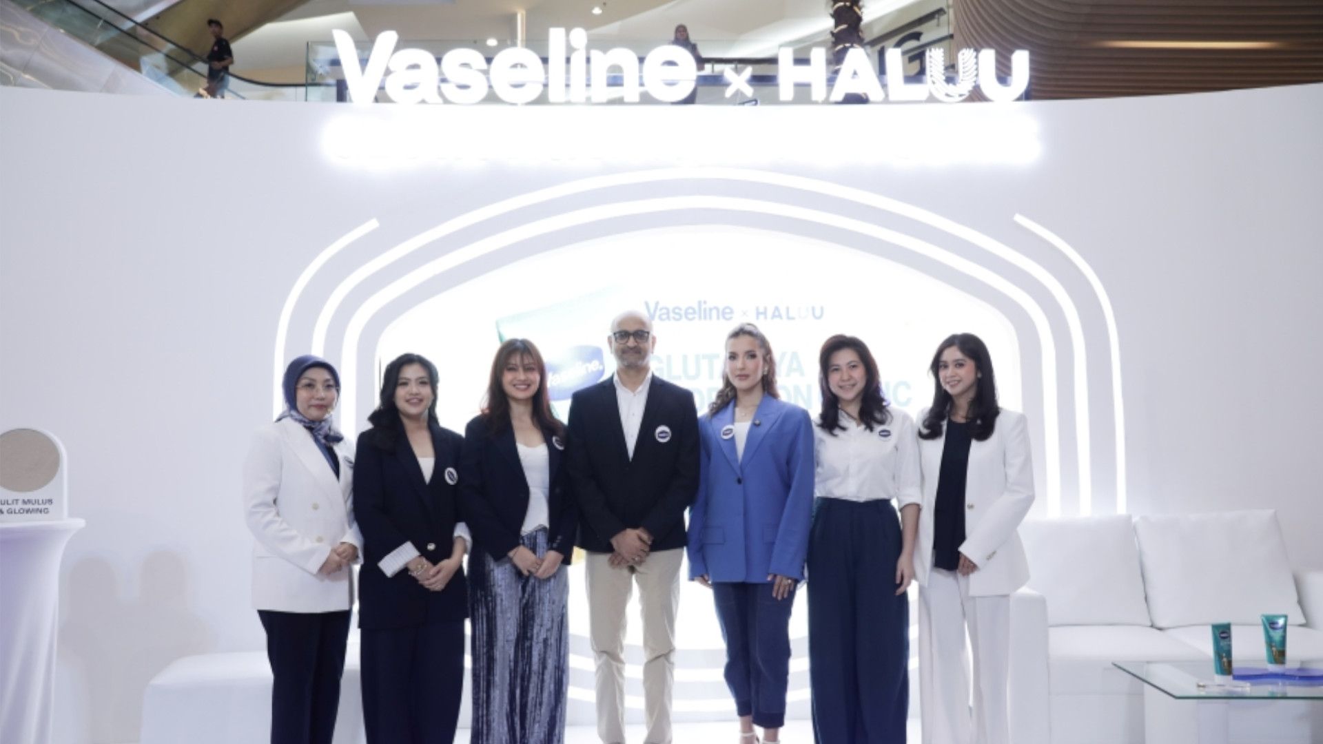 Para pembicara dan partner pada Konferensi Pers “Vaseline Gluta-Hya Hydration Clinic”