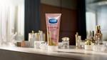 Lotion Vaseline Gluta-Hya Dewy Radiance di atas meja bersama kosmetik.