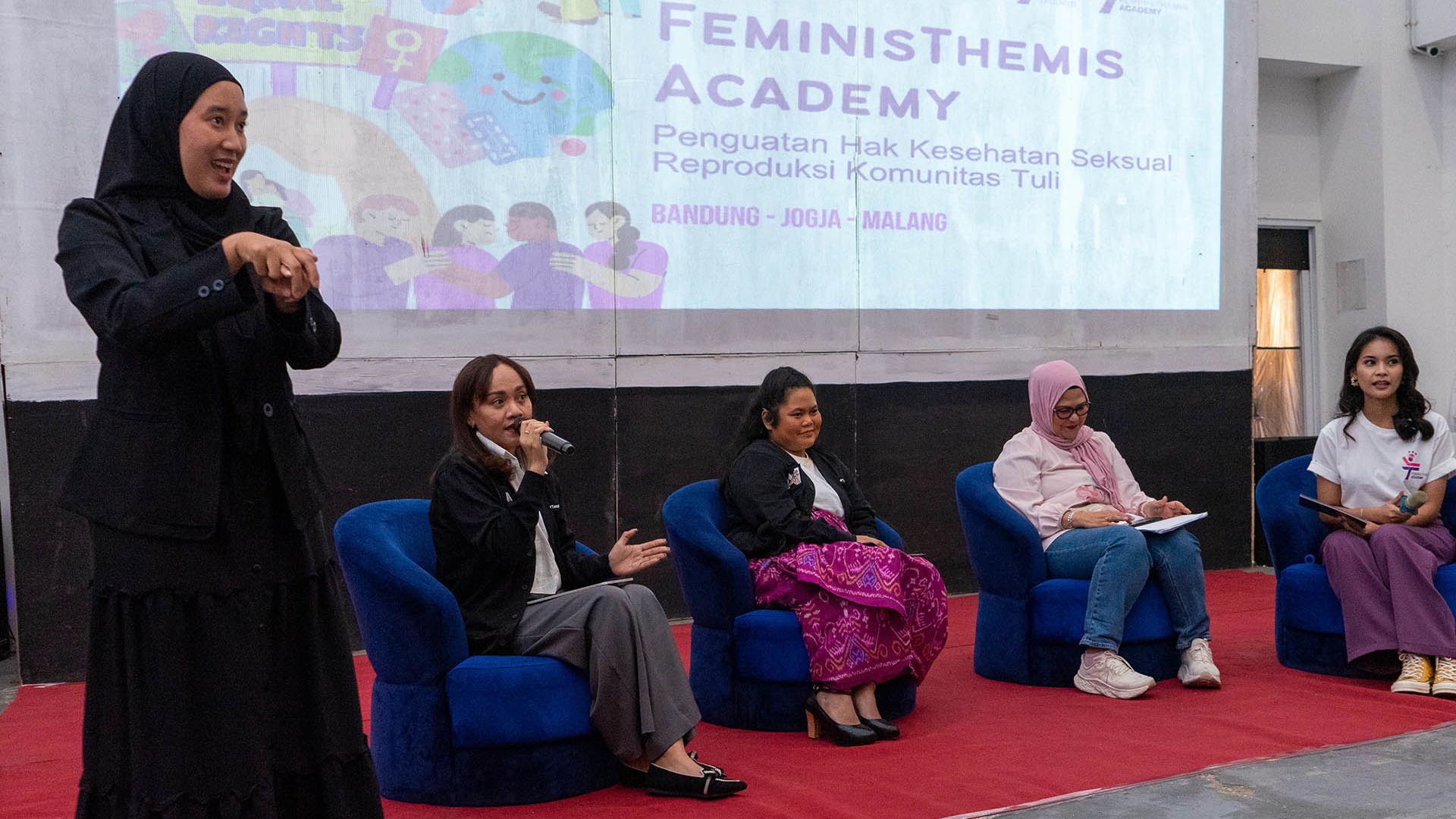 “FeminisThemis Academy 2024” diikuti media dan komunitas Tuli, yang semakin inklusif dengan kehadiran Juru Bahasa Isyarat