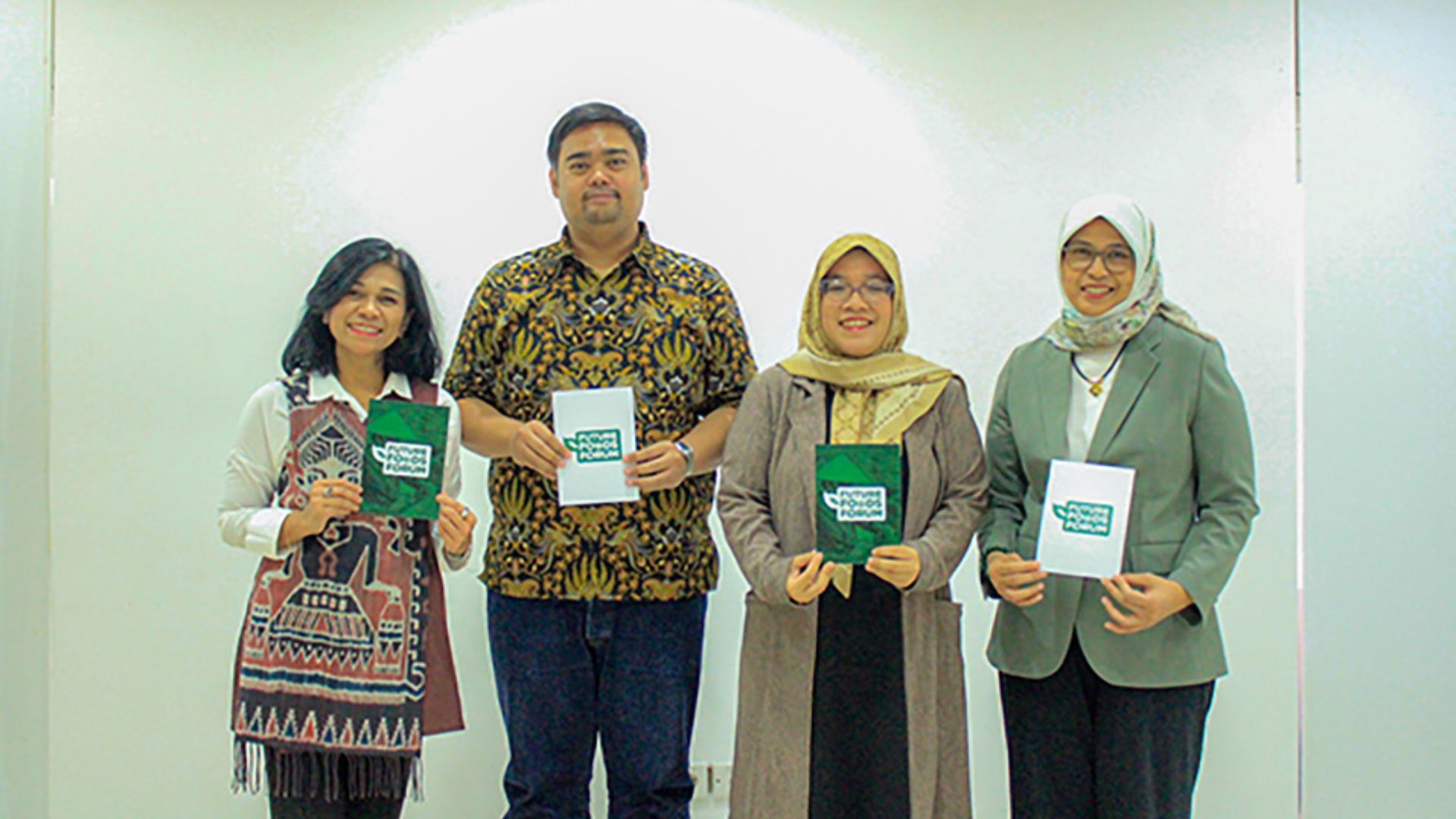 Foto bersama para pembicara di sesi diskusi Future Foods Forum
