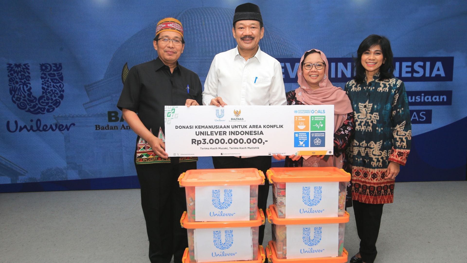 Penyerahan donasi kemanusiaan untuk area konflik dari Unilever Indonesia melalui Baznas