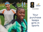 Dua anak perempuan mengenakan perlengkapan speak bola tersenyum, disertai pesan bahwa pembelian Dove edisi terbatas dapat membantu lebih banyak anak perempuan terus bermain speak bola.