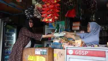 Stasiun isi ulang Sunsilk, Dove, dan Lifebuoy di Bangladesh.