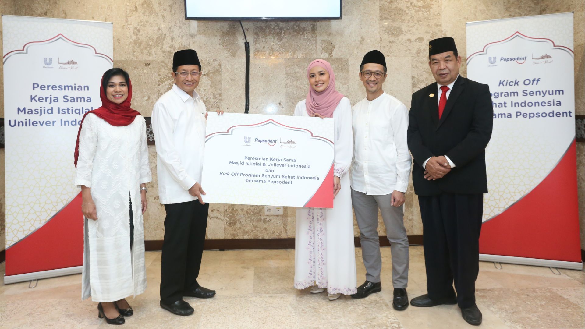 Simbolisasi kick-off kerja sama Masjid Istiqlal dengan Pepsodent untuk Program Senyum Sehat Indonesia