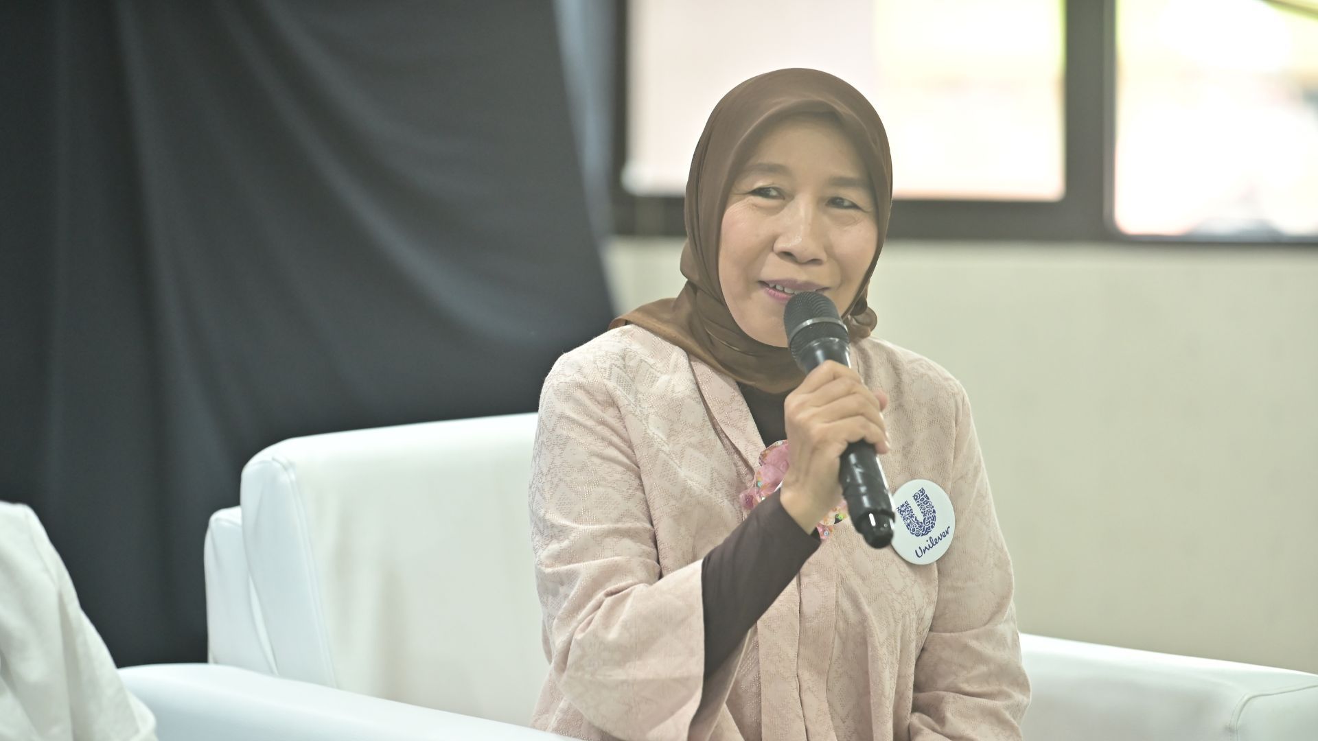 Sri Endarwati, Direktur Bank Sampah Induk GESIT, salah satu Bank Sampah binaan Unilever Indonesia