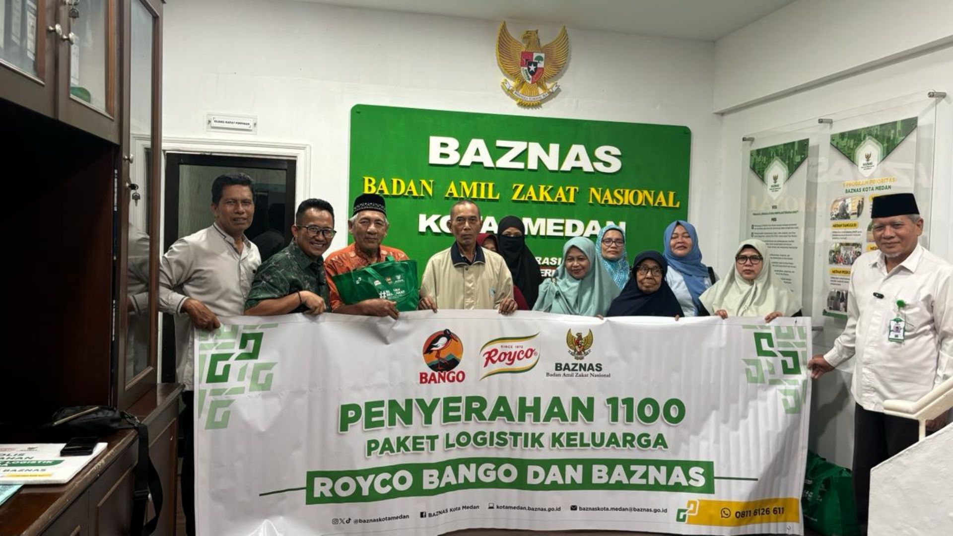 Penyerahan 1100 paket logistik keluarga bersama Royco, Bango dan Baznas