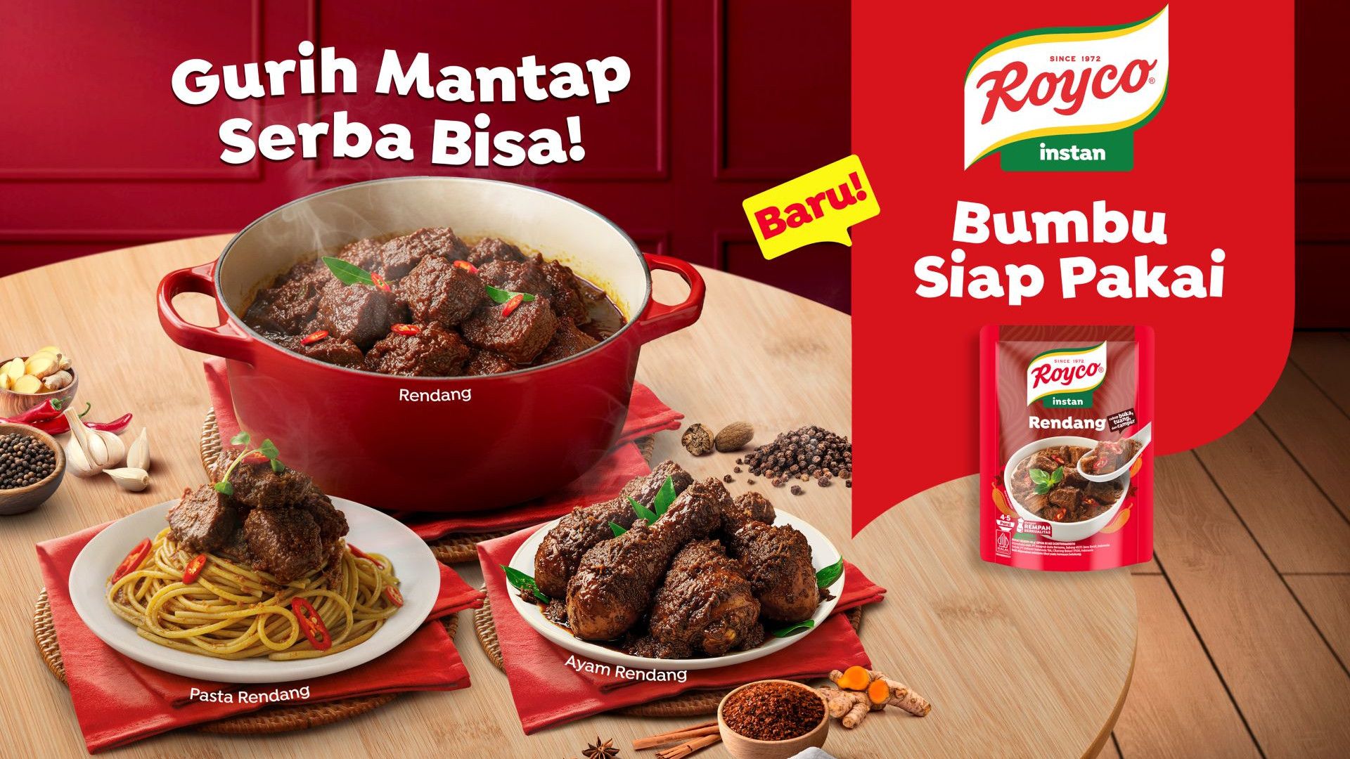  Semangkuk sup daging sapi gurih dengan bakso, sayuran hijau, dan rempah-rempah, disertai dengan paket bumbu Royco, dengan latar belakang merah cerah.