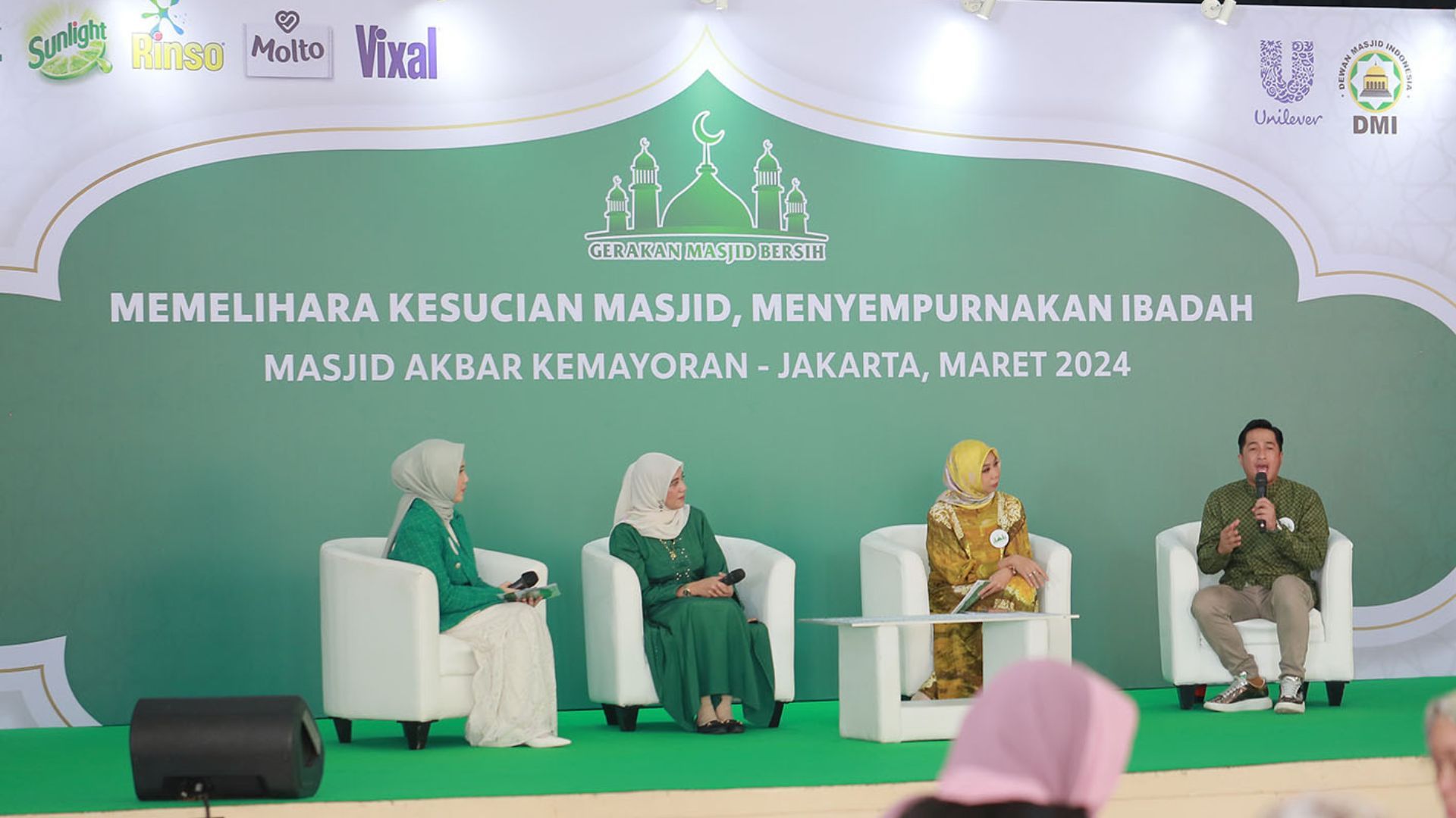 Talkshow untuk mengedukasi para relawan serta masyarakat luas pentingnya bersama-sama menjaga dan membersihkan fasilitas umum 