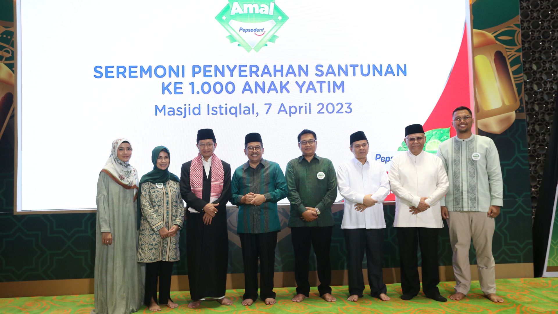 Seremoni penyerahan santunan dan donasi pepsodent sahur amal