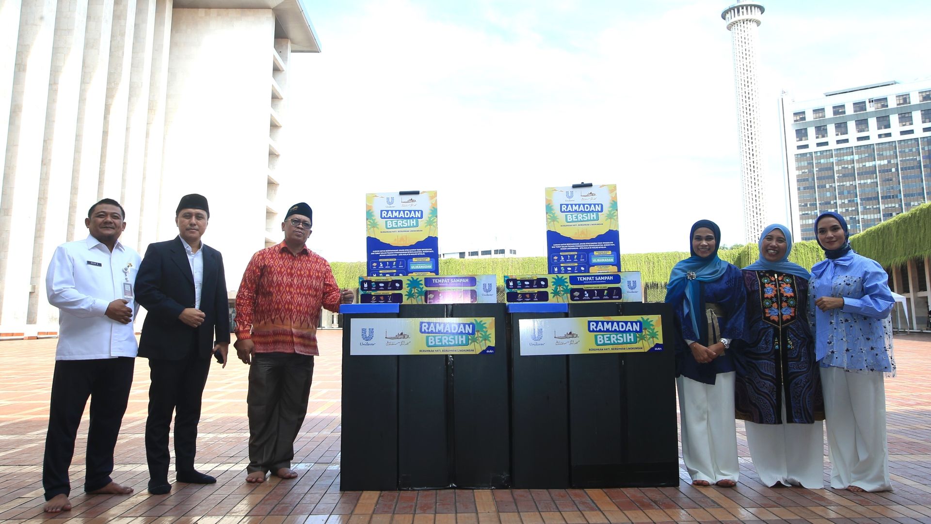 Edukasi, penyediaan tempat sampah terpilah, serta kolaborasi dengan lembaga pengolahan sampah terpercaya