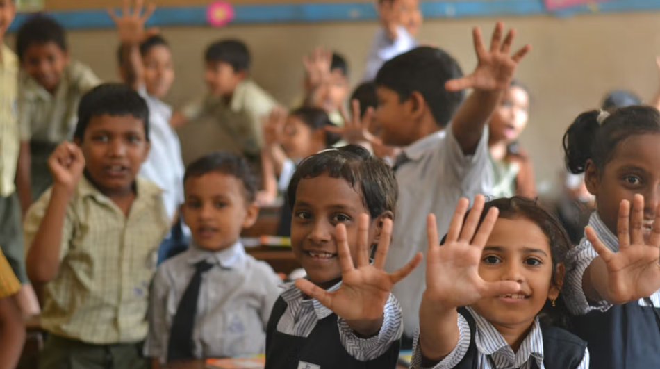 Anak-anak di ruang kelas mengangkat tangan dan tersenyum ke kamera. Mereka telah mengikuti pelajaran mencuci tangan dari Lifebuoy, belajar cara mencuci tangan dengan sabun.