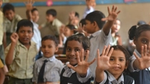Anak-anak di ruang kelas mengangkat tangan dan tersenyum ke kamera. Mereka telah mengikuti pelajaran mencuci tangan dari Lifebuoy, belajar cara mencuci tangan dengan sabun.