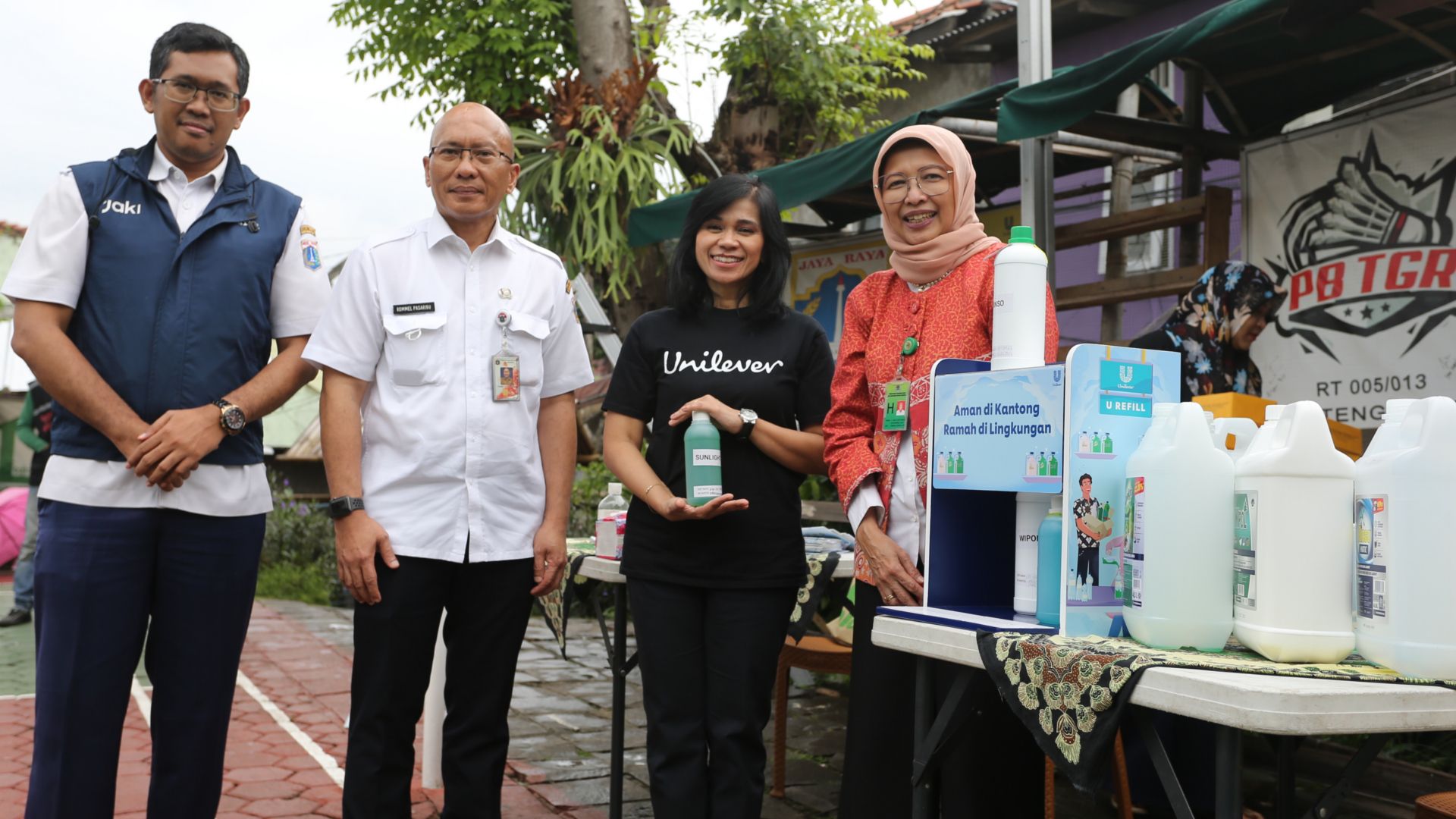 Foto bersama saat mengunjungi U-Refill disalah satu Bank Sampah binaan Unilever Indonesia"