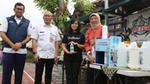 Foto bersama saat mengunjungi U-Refill disalah satu Bank Sampah binaan Unilever Indonesia"
