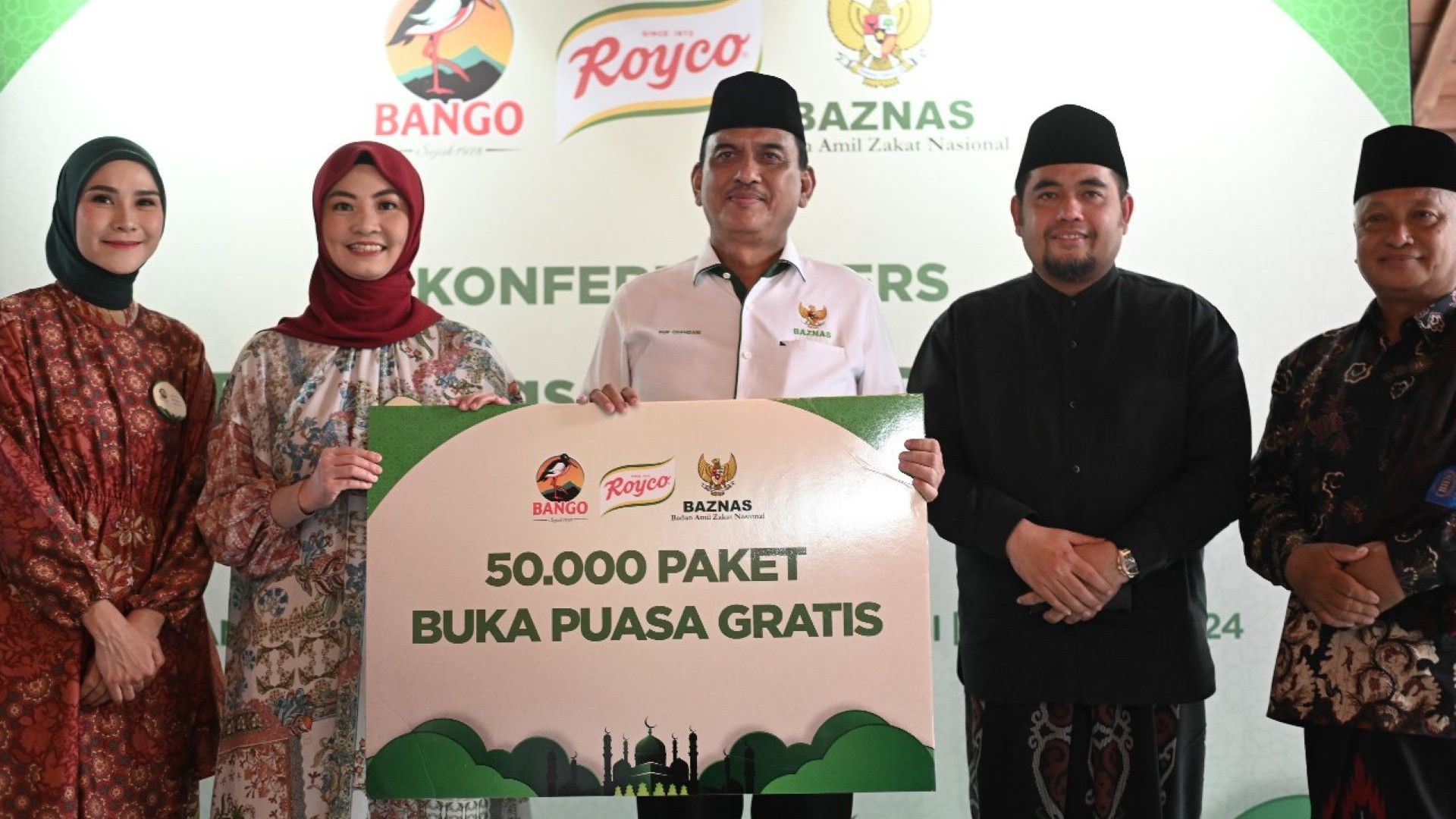 Simbolisasi kolaborasi dalam program “Berbagi Sajian Lezat Penuh Kebaikan” persembahan BAZNAS, Bango & Royco
