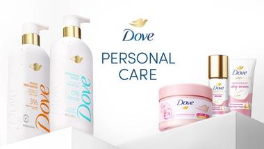 Banner tulisan “Personal Care” diapit oleh botol premium shower gel pump dan pilihan produk dari rangkaian serum Dove.
