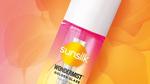 Inovasi baru Sunsilk, Wonder Mist, varian Golden Glaze. Botol spray kecil berwarna merah muda dan oranye dengan latar belakang merah muda dan oranye.