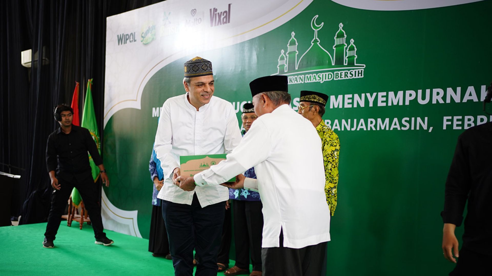 Simbolisasi penyerahan bantuan kepada Masjid Raya Sabilal Muhtadin Banjarmasin