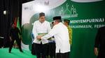 Simbolisasi penyerahan bantuan kepada Masjid Raya Sabilal Muhtadin Banjarmasin