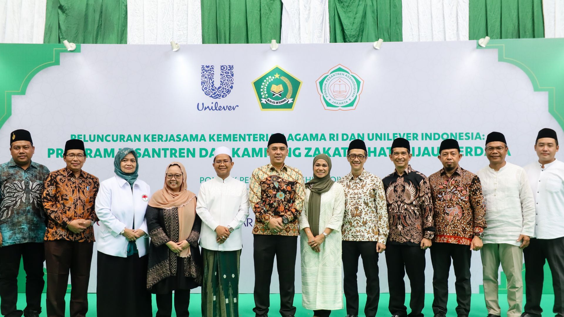 Penandatanganan nota kesepahaman kelanjutan kerja sama Program Pesantren Sehat Hijau Berdaya antara Kementerian Agama RI dan Unilever Indonesia selama lima tahun ke depan