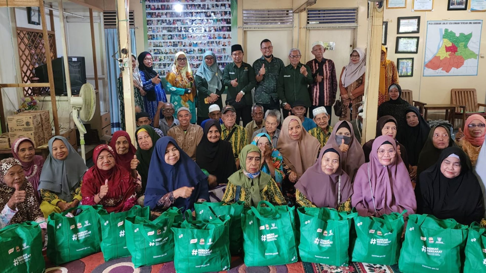 Unilever melalui Bango, Royco dengan BAZNAS menyalurkan 1.100 paket sembako untuk kaum duafa di wilayah Kalimantan Selatan