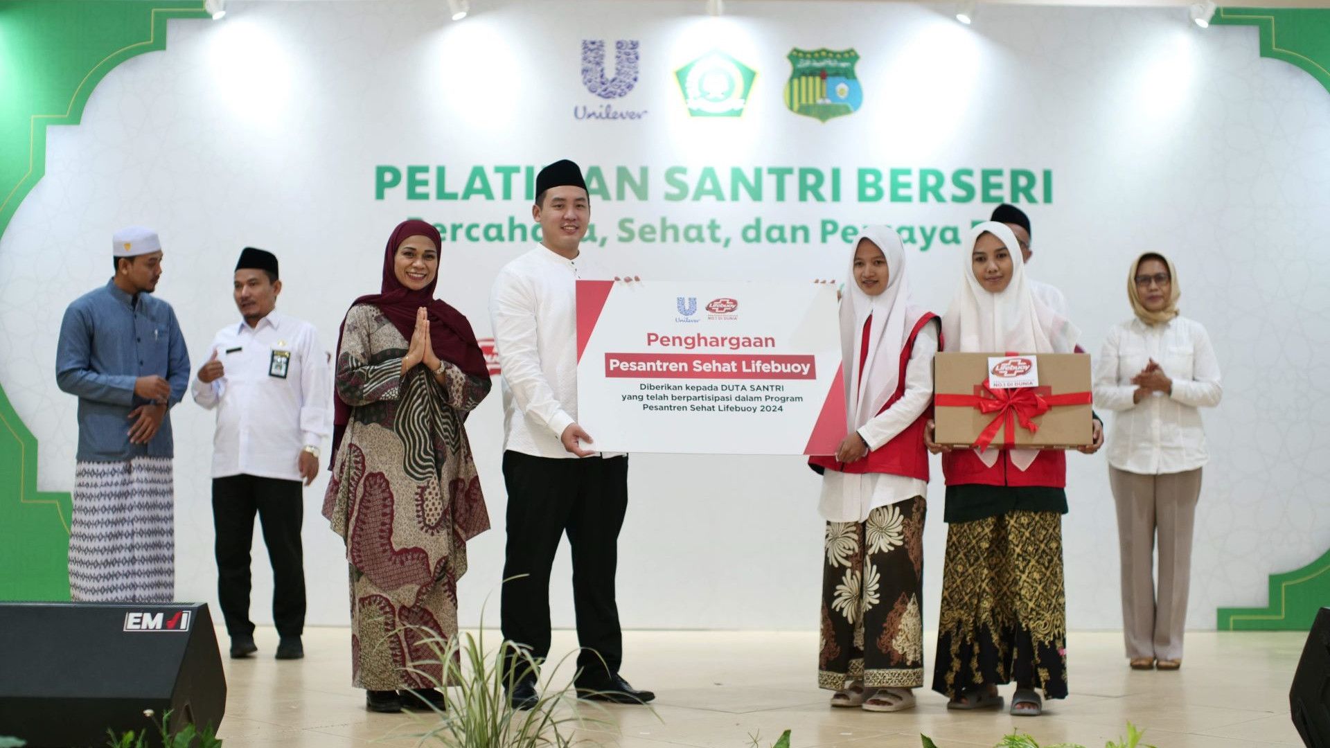 Lifebuoy menunjuk 2 santri sebagai peer educator untuk memperkuat keberlanjutan program Pesantren Sehat