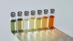 Deretan tujuh botol kaca dengan tutup perak. Berisi sampel parfum berwarna hijau, kuning, kuning keemasan, dan tidak berwarna.
