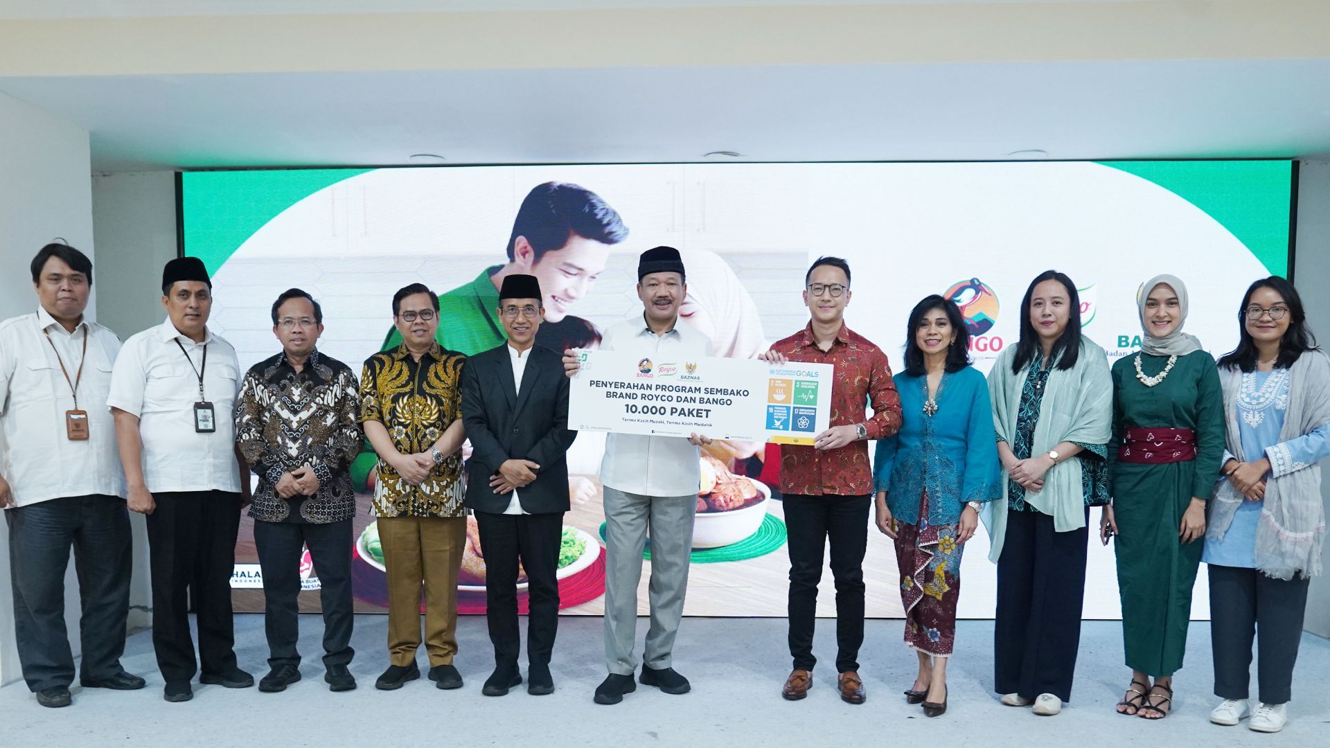 Seremoni penyerahan 10.000 paket sembako oleh Bango dan Royco kepada BAZNAS di kantor BAZNAS Jakarta