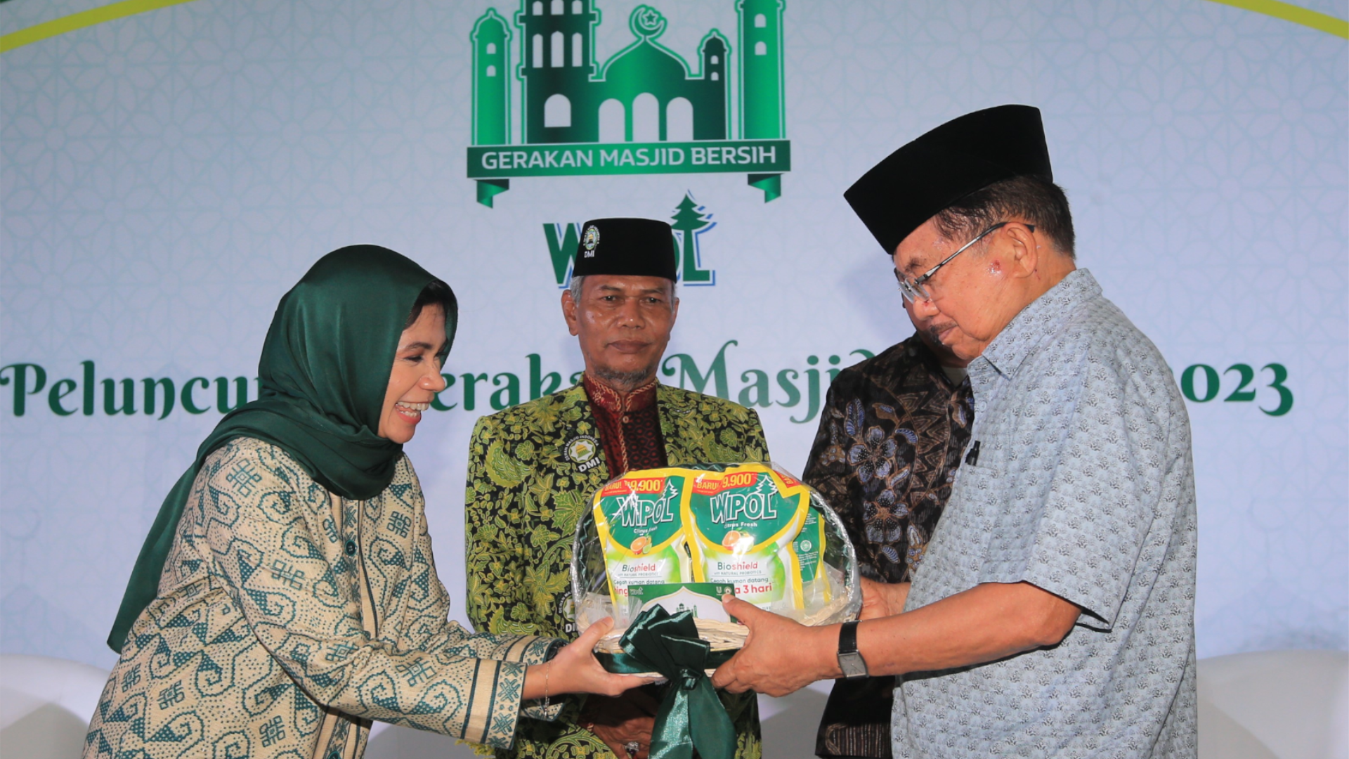 Kegiatan penyerahan donasi produk higienitas dan alat kebersihan melalui Gerakan Masjid Bersih