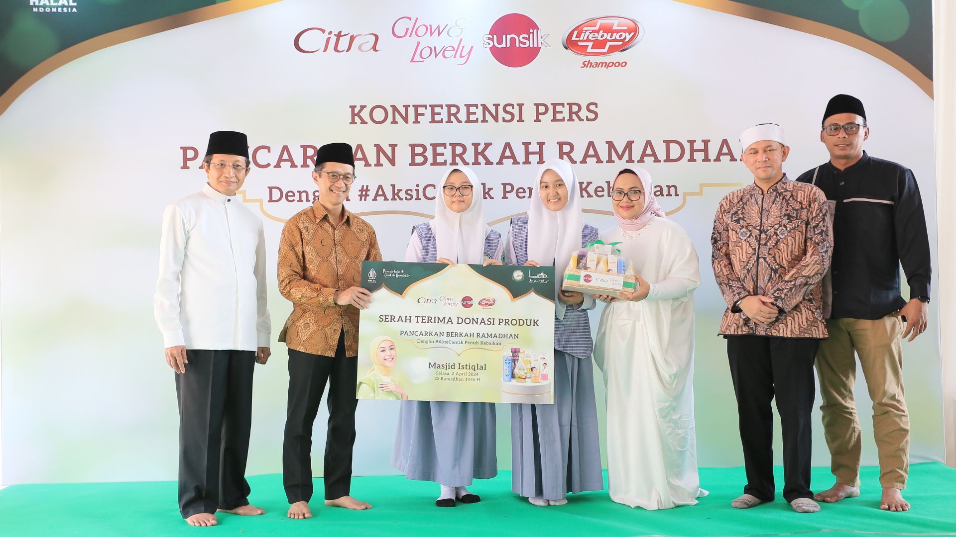 Penyerahan donasi dari Unilever secara simbolis kepada Masjid Istiqlal sebagai bagaian dari rangkaian inisiatif #AksiCantik 