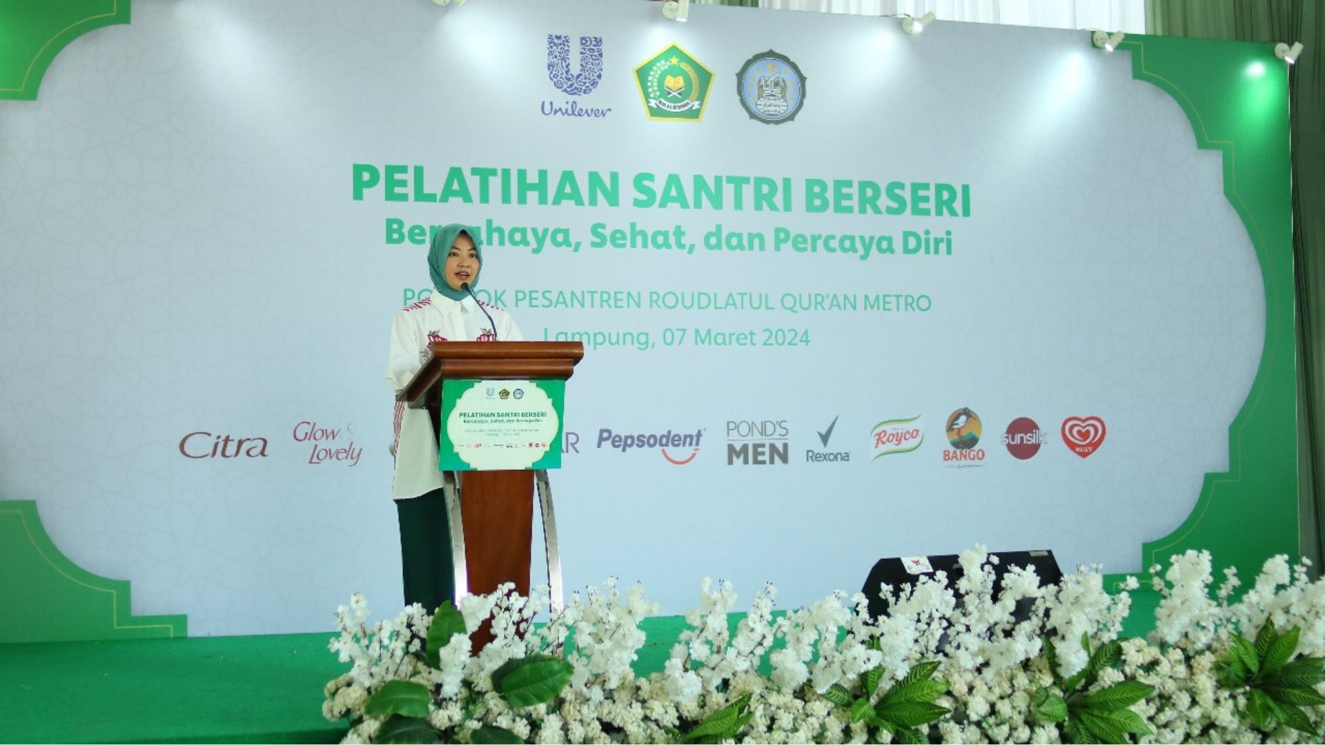 Sambutan dari Amaryllis Esti Wijono – Direktur Unilever Indonesia sebagai pembuka program Edukasi Pesantren
