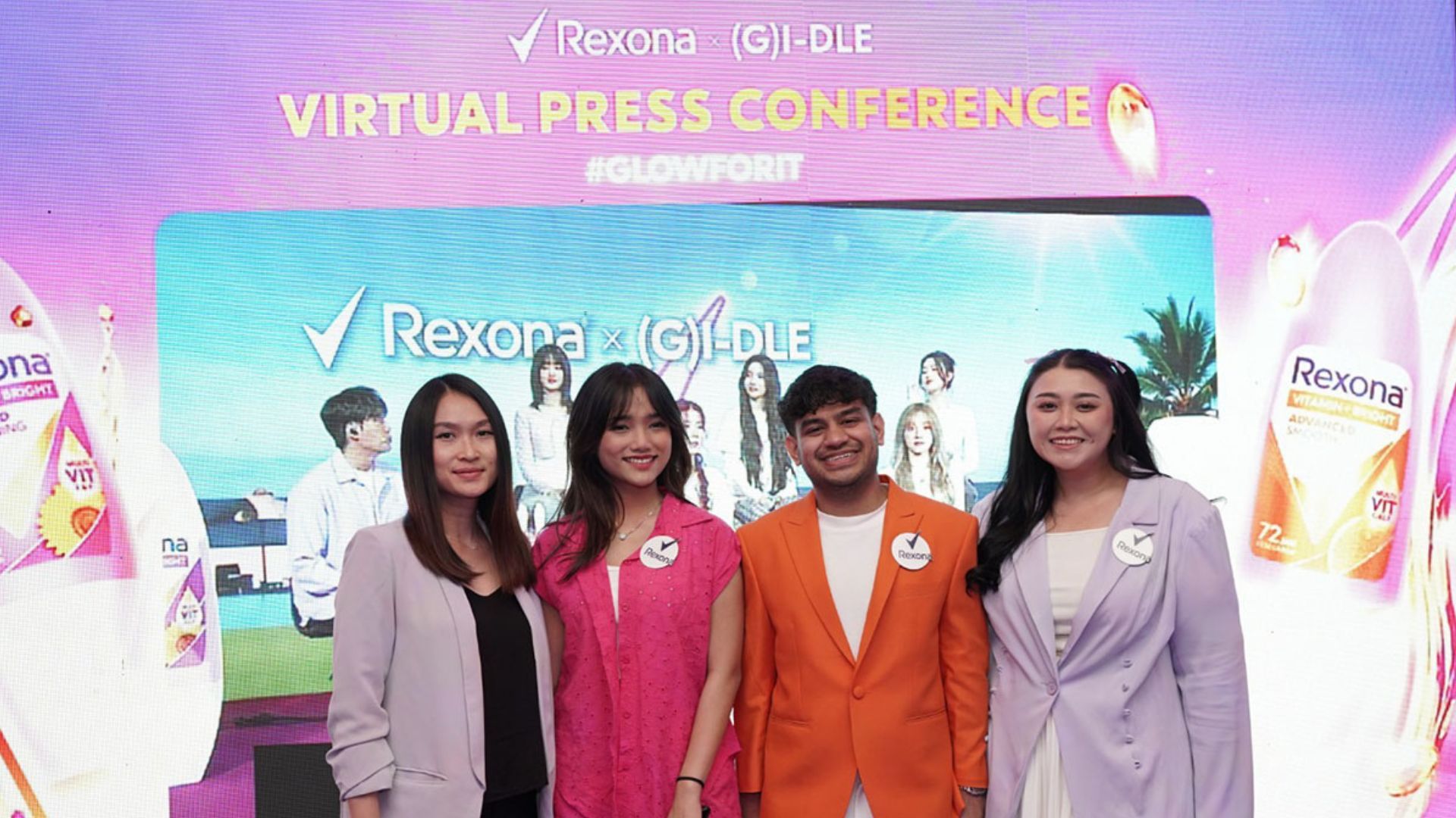 Sesi penyematan pin Rexona kepada Rexona #GlowingChampions 